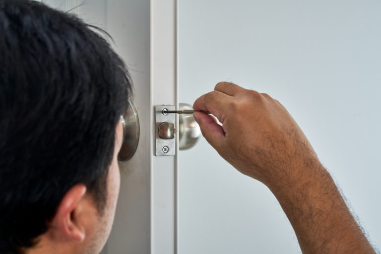 fixing door lock locksmith new smyrna beach